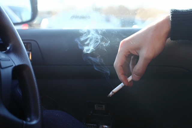 中古車のタバコ臭は車内クリーニングすれば消える？
